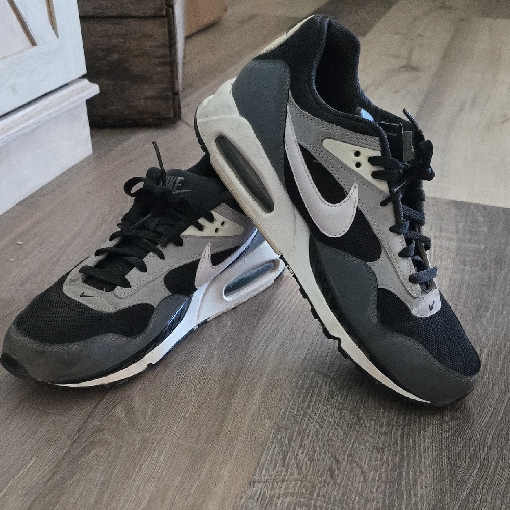 Nike Men's Black and Gray Sneakers